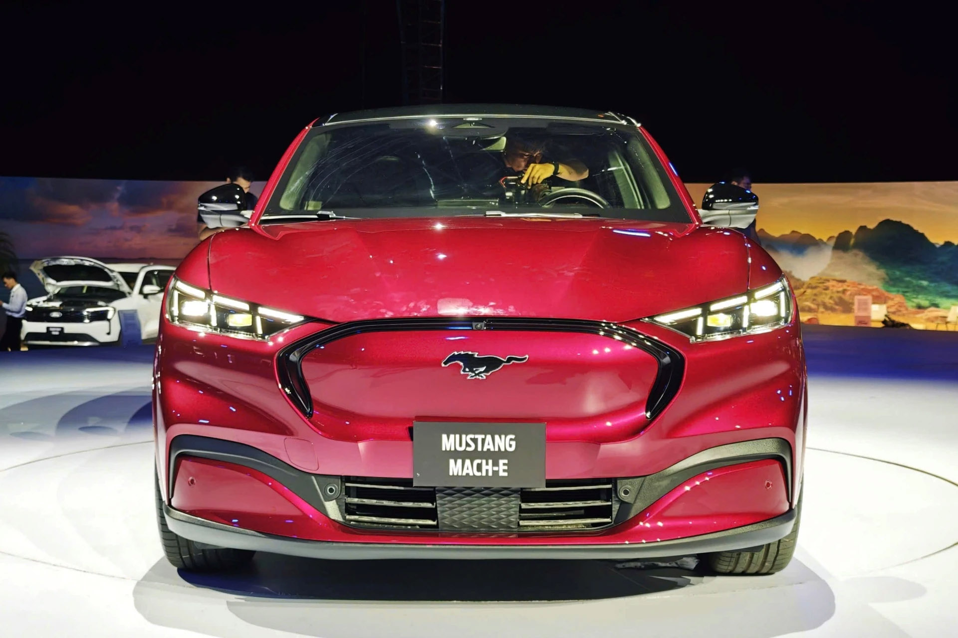 Đầu xe dài, đèn LED sắc sảo