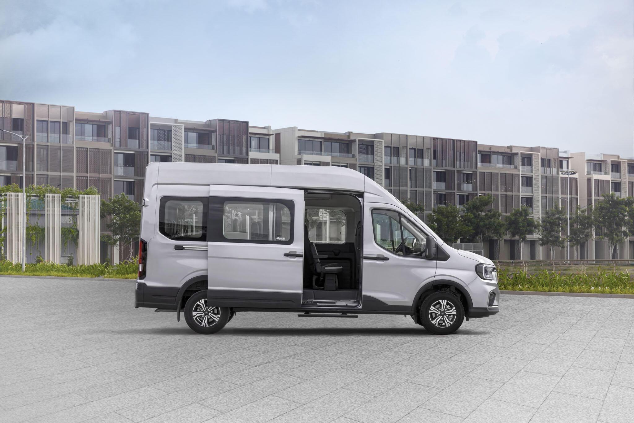Cửa điện mở rộng, có bậc bước