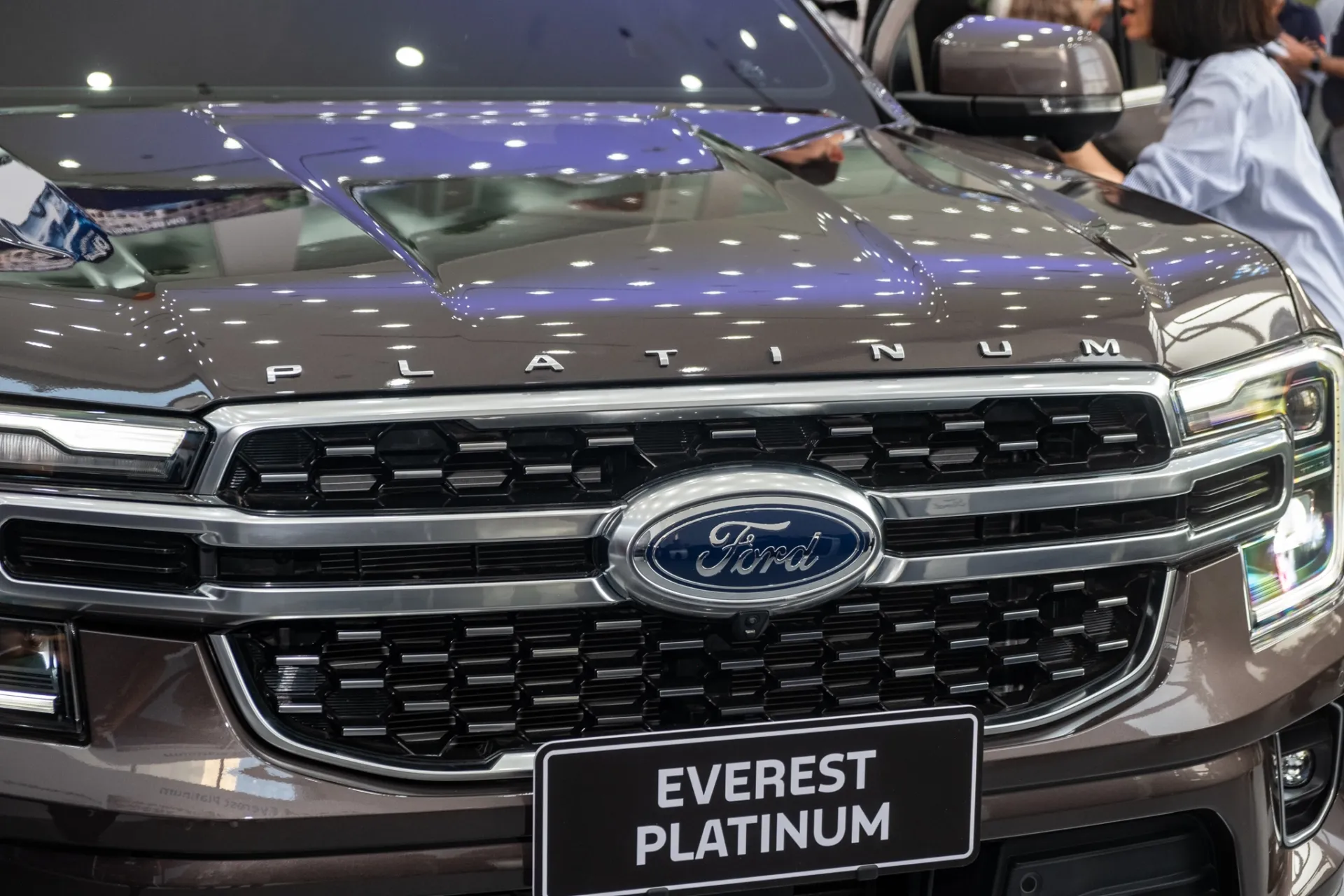 Logo Platinum trên nắp ca-pô