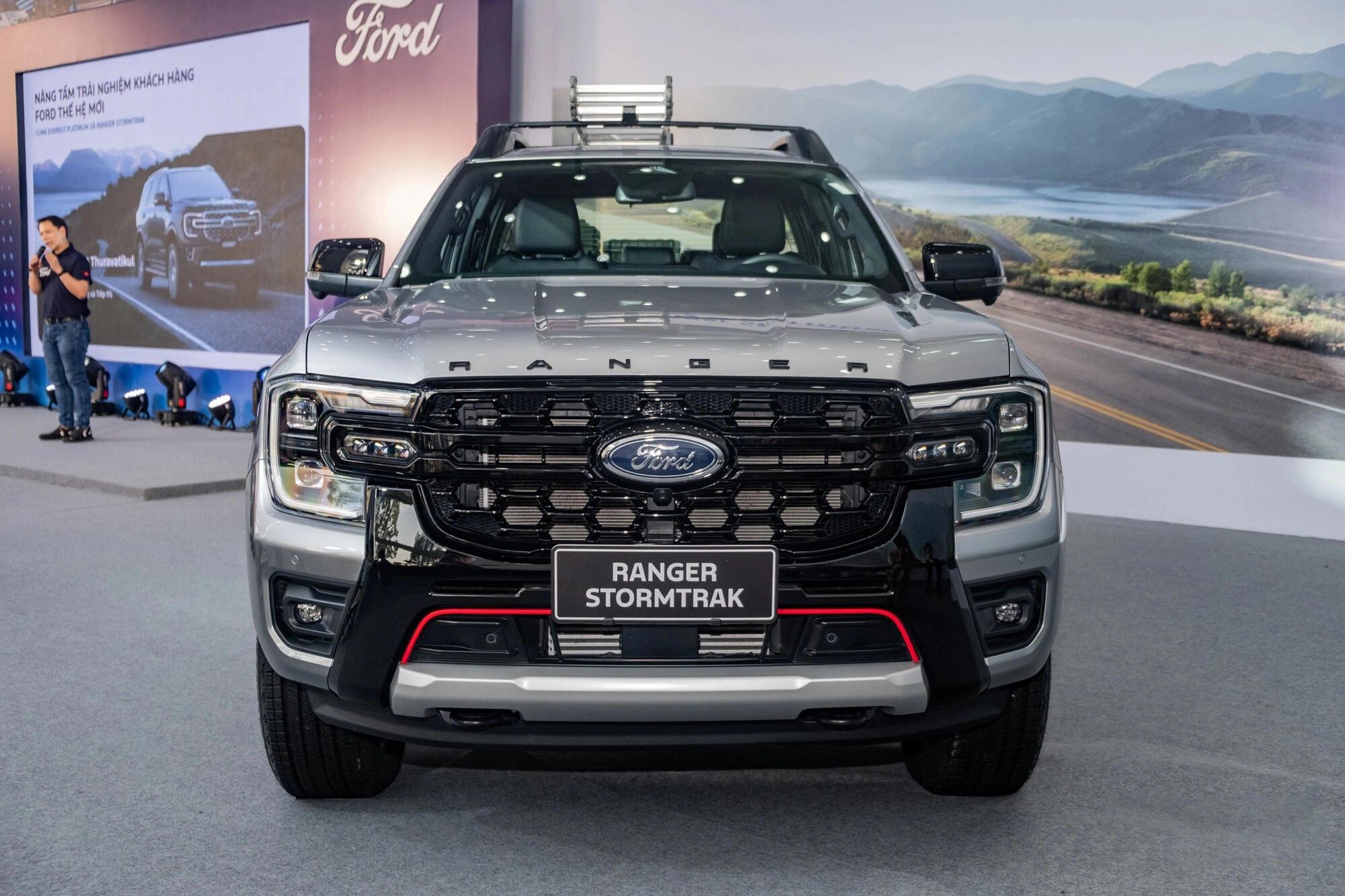 Chữ Ranger nổi bật trên nắp ca-pô